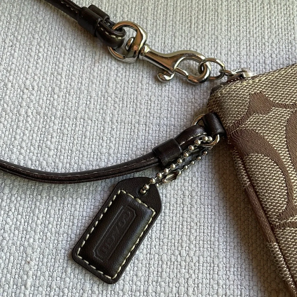 Coach signature canvas logo wristlet with gift box